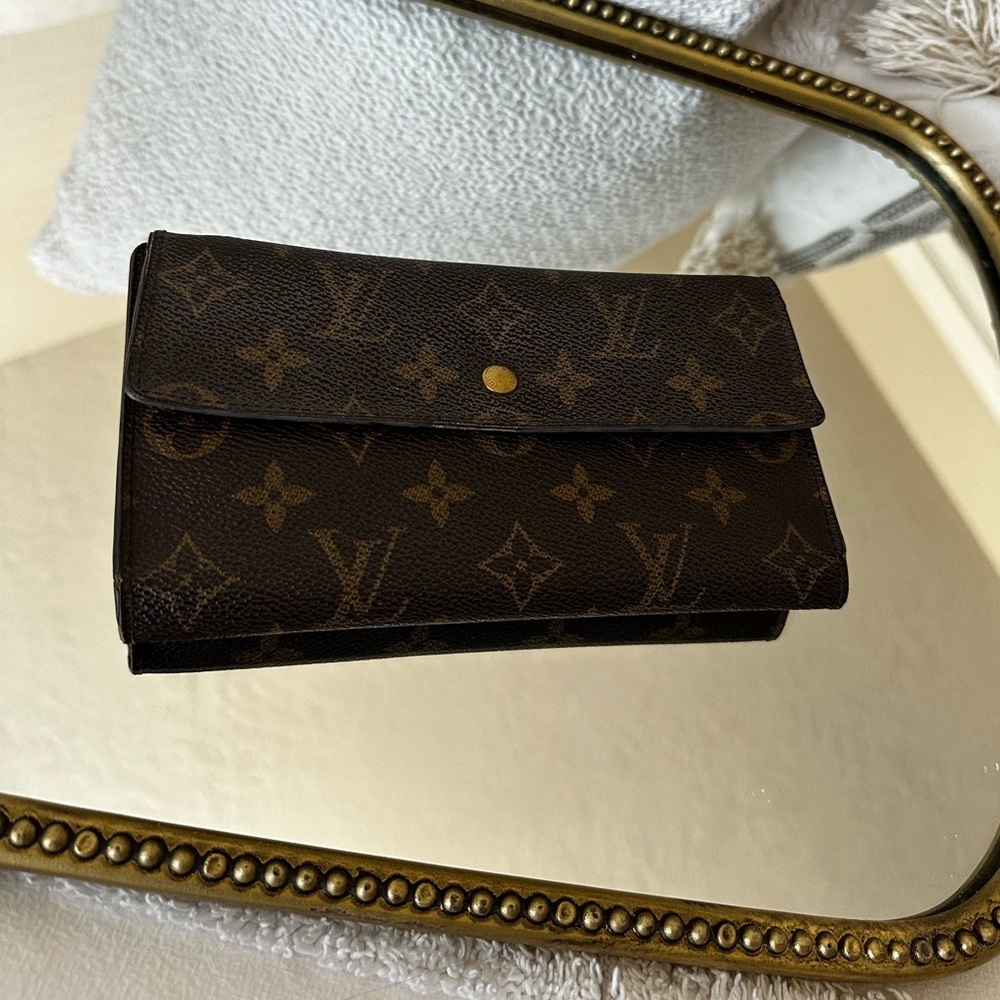 LV MONOGRAM WALLET Authentic - Picture 2 of 7